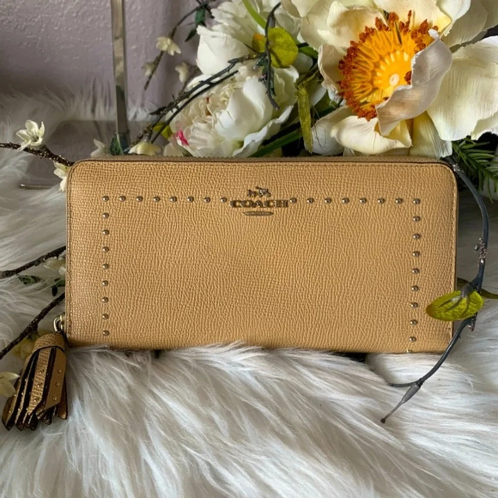 COACH Edge Studs Accordion Zip Wallet F52769